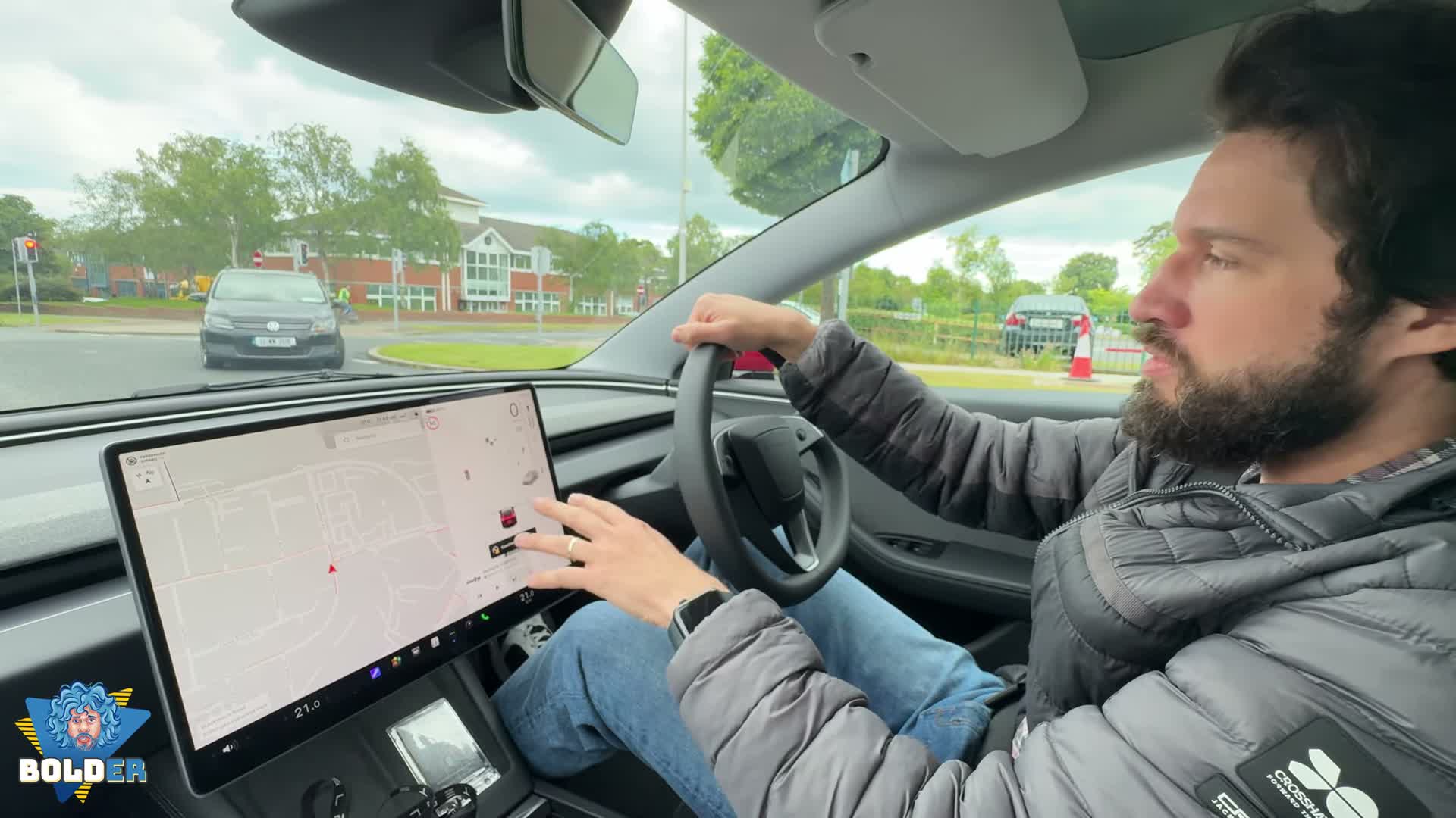 Bolder dirige um Tesla pela primeira vez em Dublin