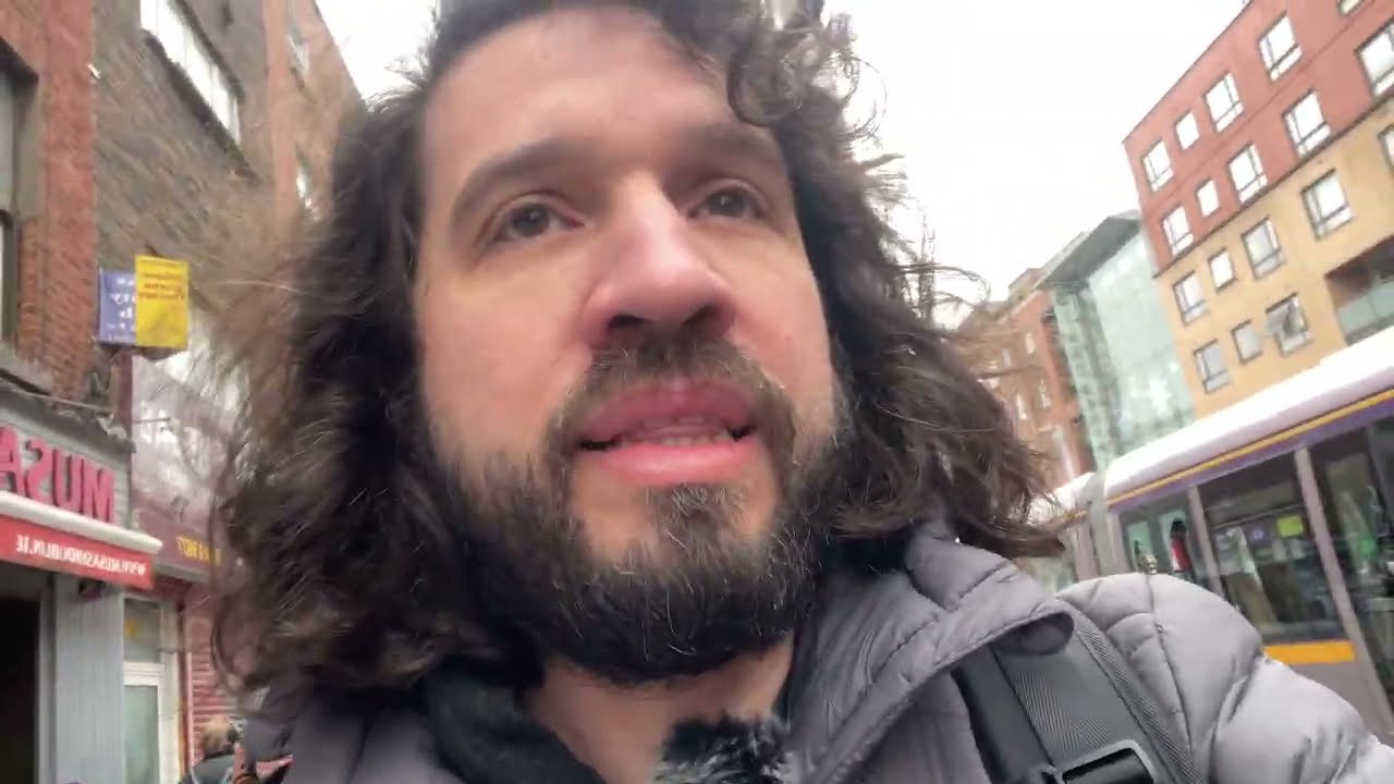 Bolder caminhando pelo centro de Dublin no dia seguinte aos distúrbios de novembro de 2023