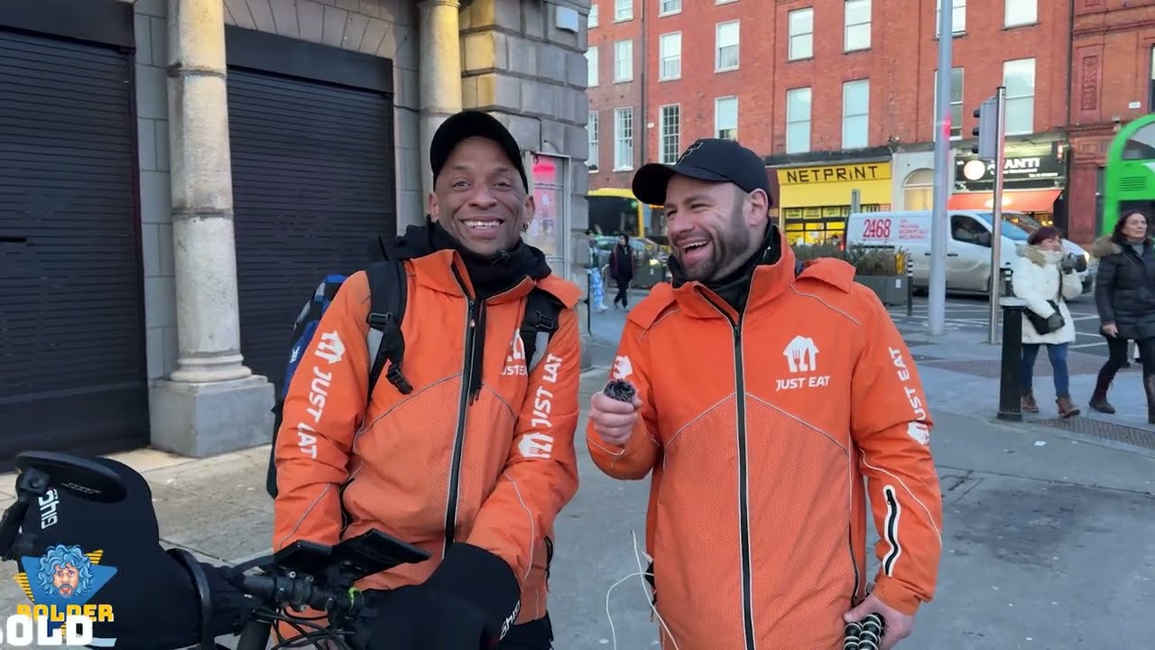 Dois entregadores brasileiros trabalhando em Dublin