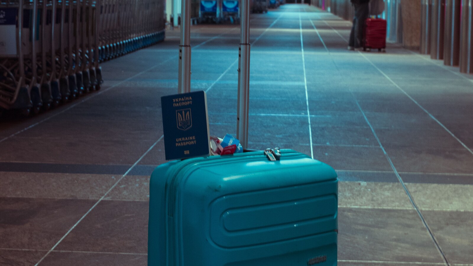 Mala de viagem e passaporte em um terminal de aeroporto