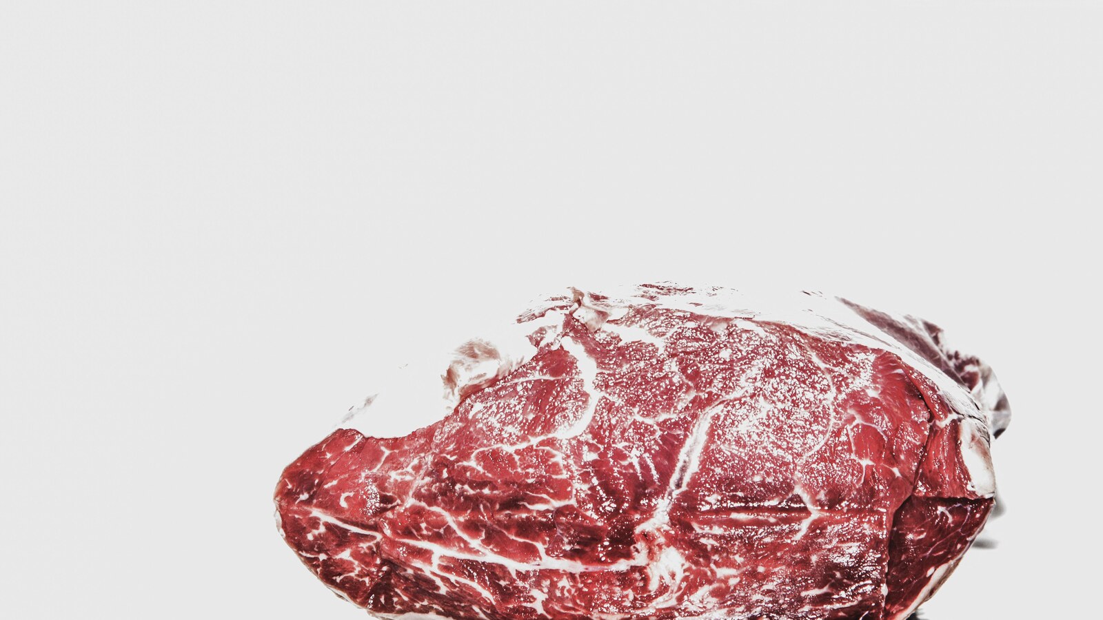 Peça de carne bovina crua em imagem ilustrativa