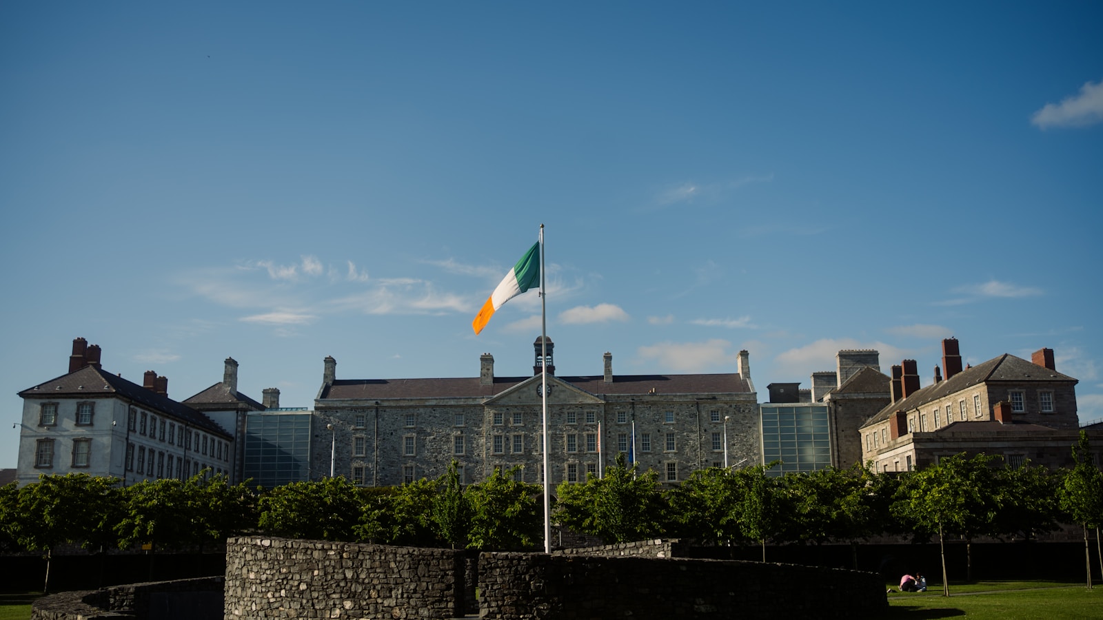 Bandeira da Irlanda diante de um edifício histórico