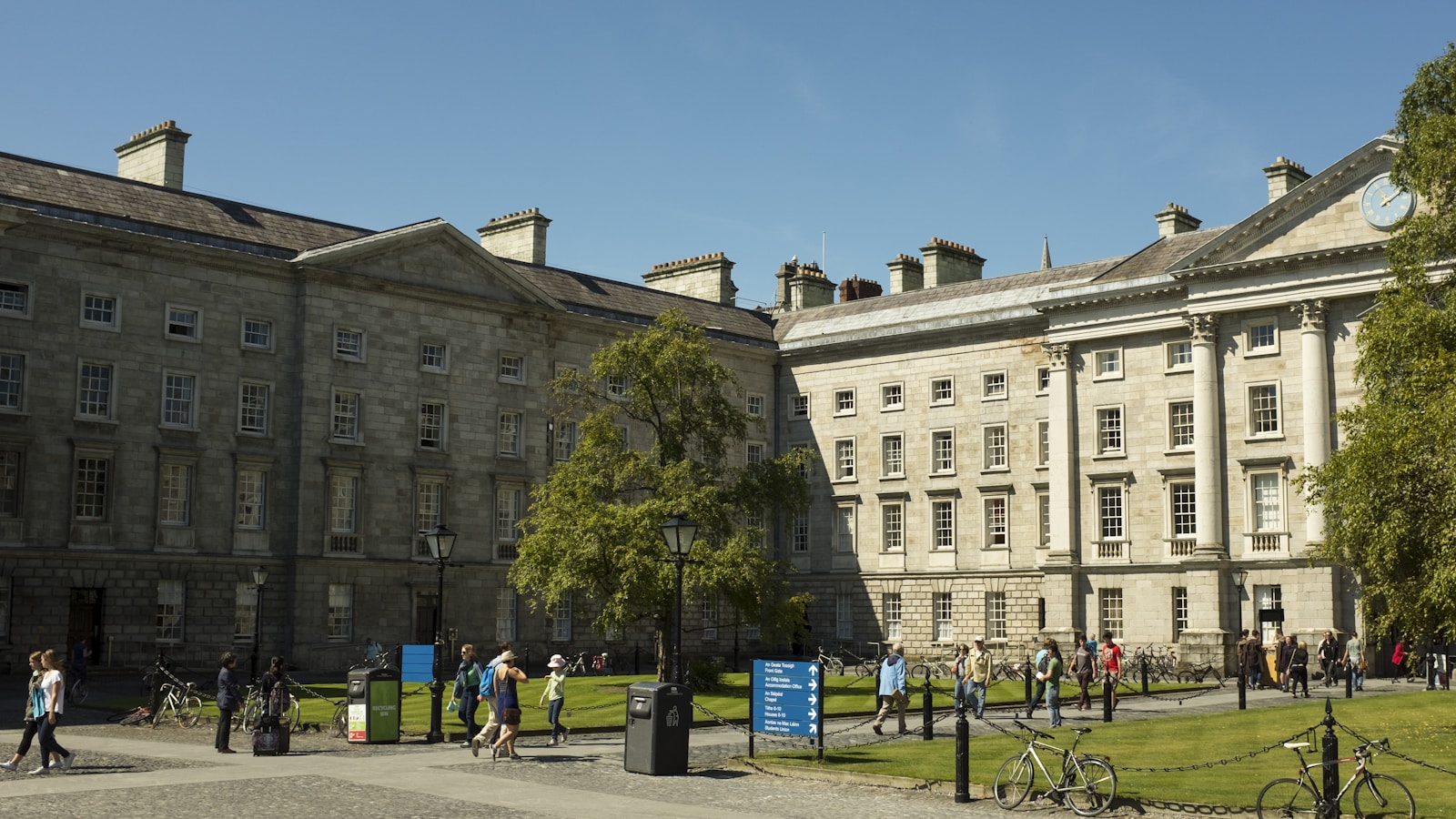 Estudantes caminhando pelo campus do Trinity College Dublin