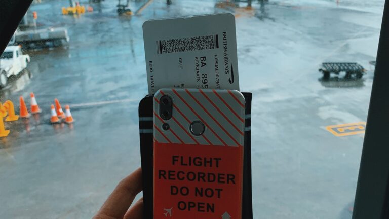Passageiro com cartão de embarque no aeroporto durante viagem internacional