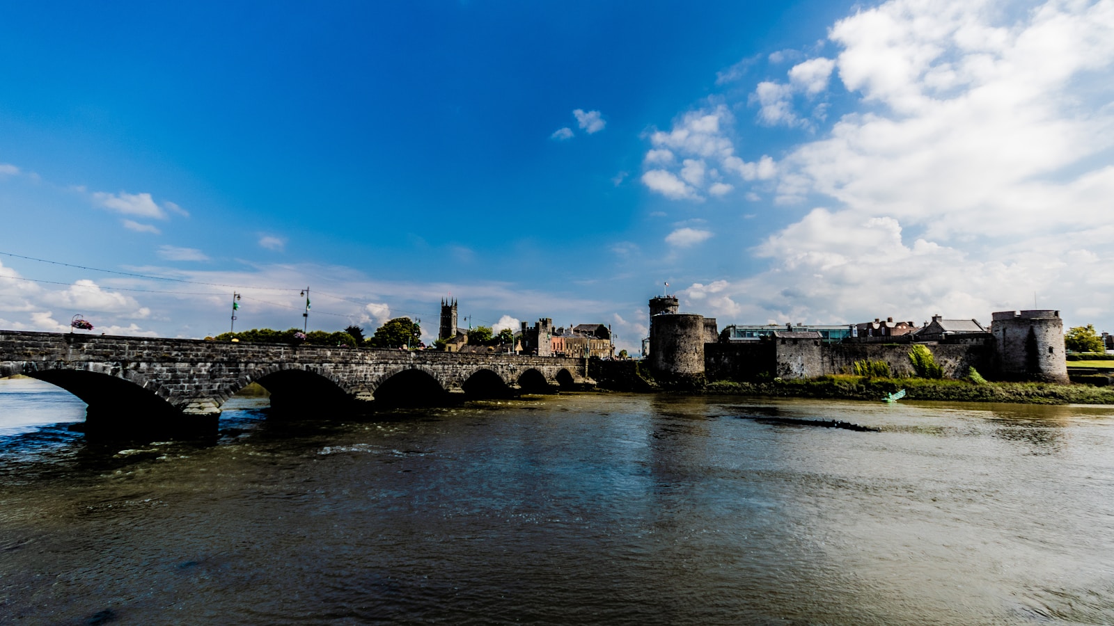 Garda investiga morte de brasileira em Limerick como possível homicídio seguido de suicídio