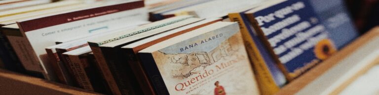 Estante com livros usados de diferentes títulos