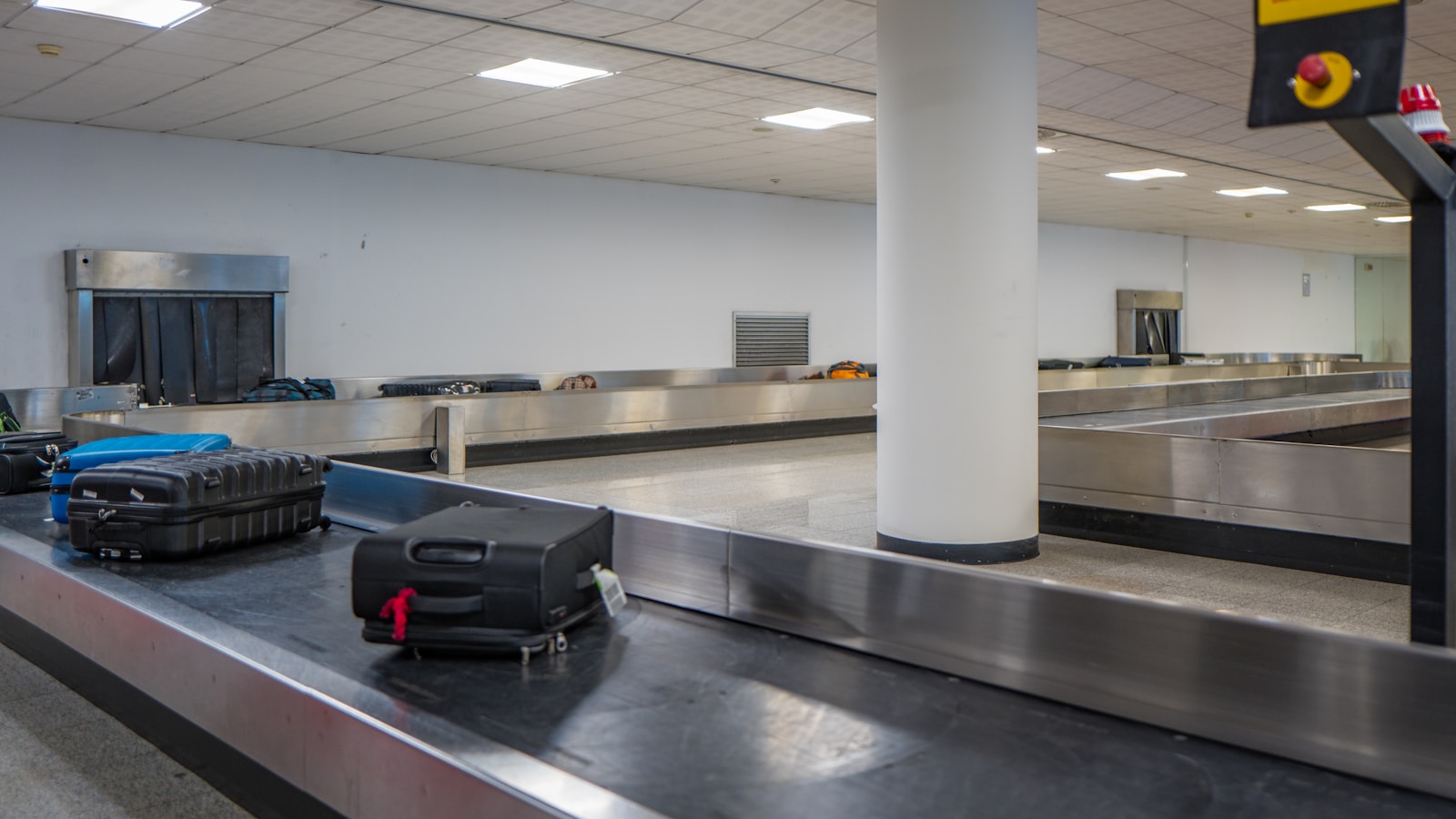Médico brasileiro é preso em Miami acusado de abrir malas e furtar objetos de passageiros