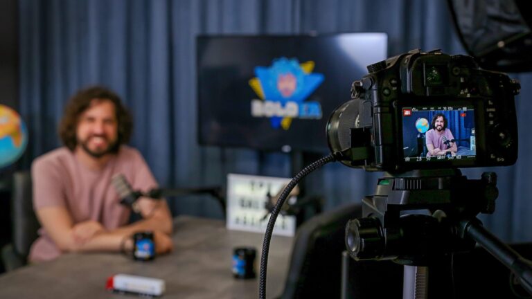 Câmera filmando Bolder em um estúdio de podcast de vídeo