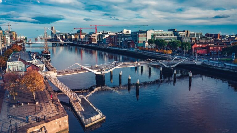 Ponte em Dublin sob o céu azul representando intercâmbio na Irlanda
