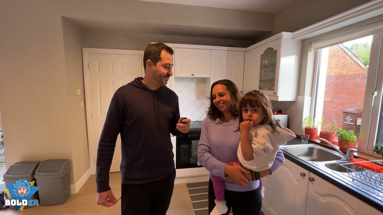 Rafael, Julien e Helena na cozinha da casa da família em Athy, Irlanda