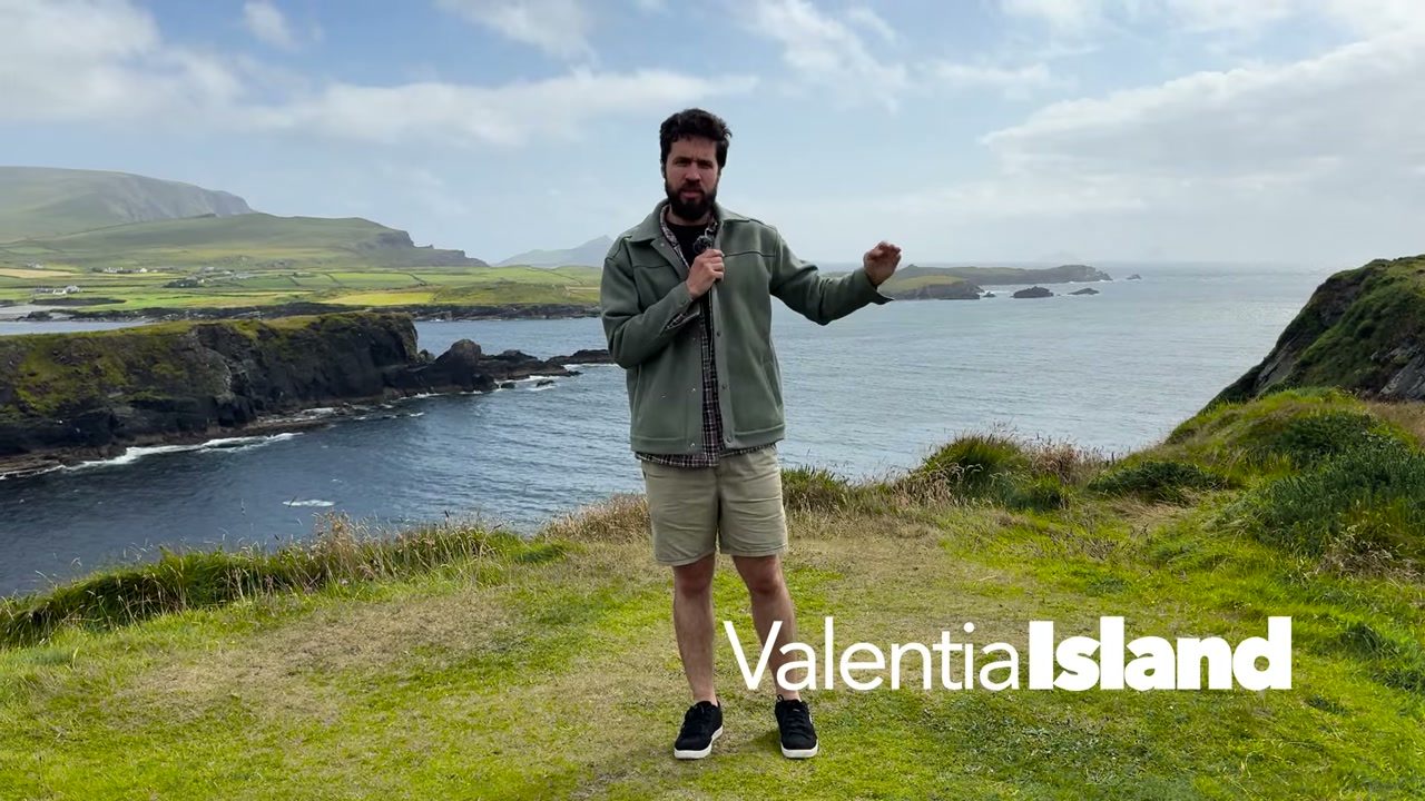 Bolder diante dos penhascos e do mar em Valentia Island, no Ring of Kerry
