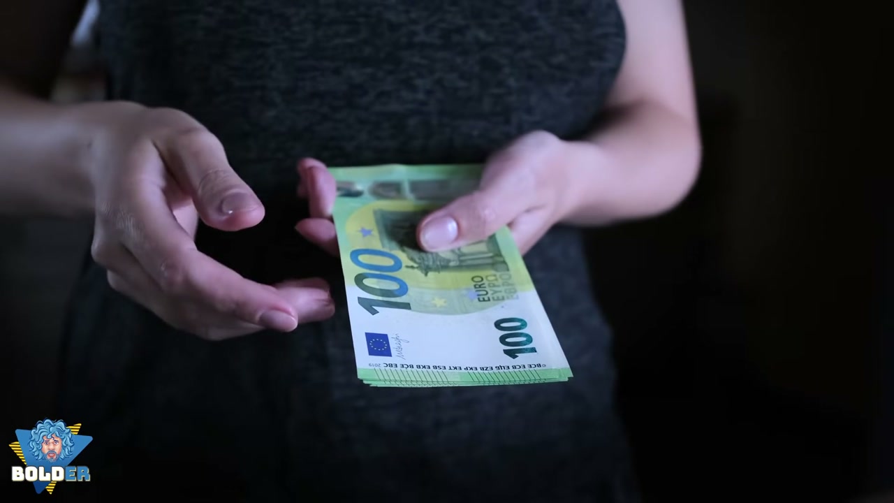 Notas de euro durante explicação sobre o custo de vida na Irlanda