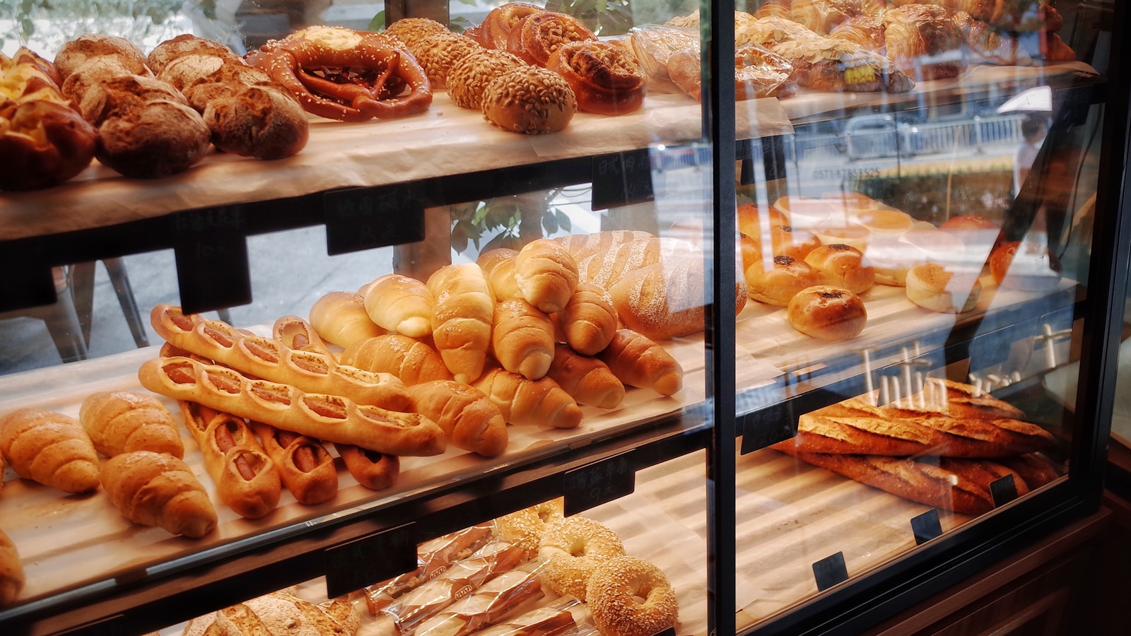 Pães e produtos de padaria expostos em uma vitrine