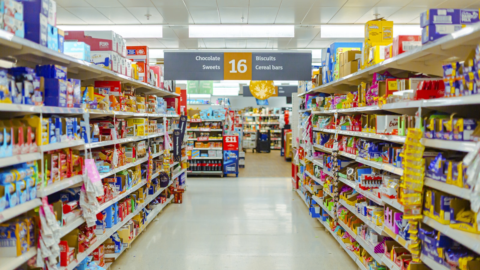 Tesco demite funcionário por pegar alimentos 40 minutos antes do horário gratuito; ação é rejeitada