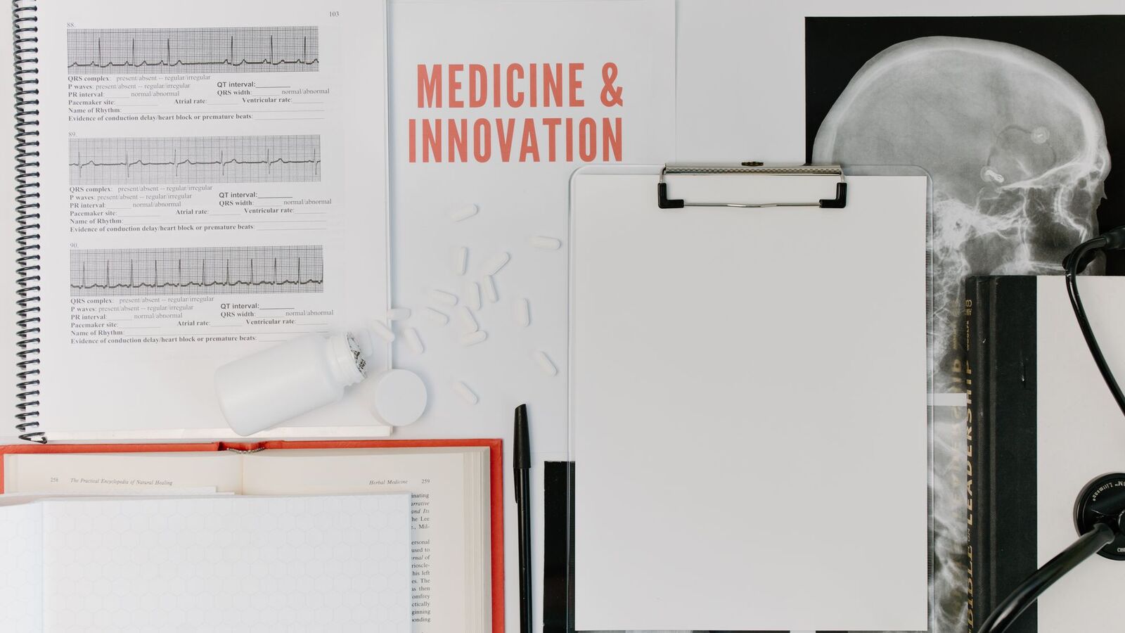 Papéis e instrumentos médicos sobre uma mesa