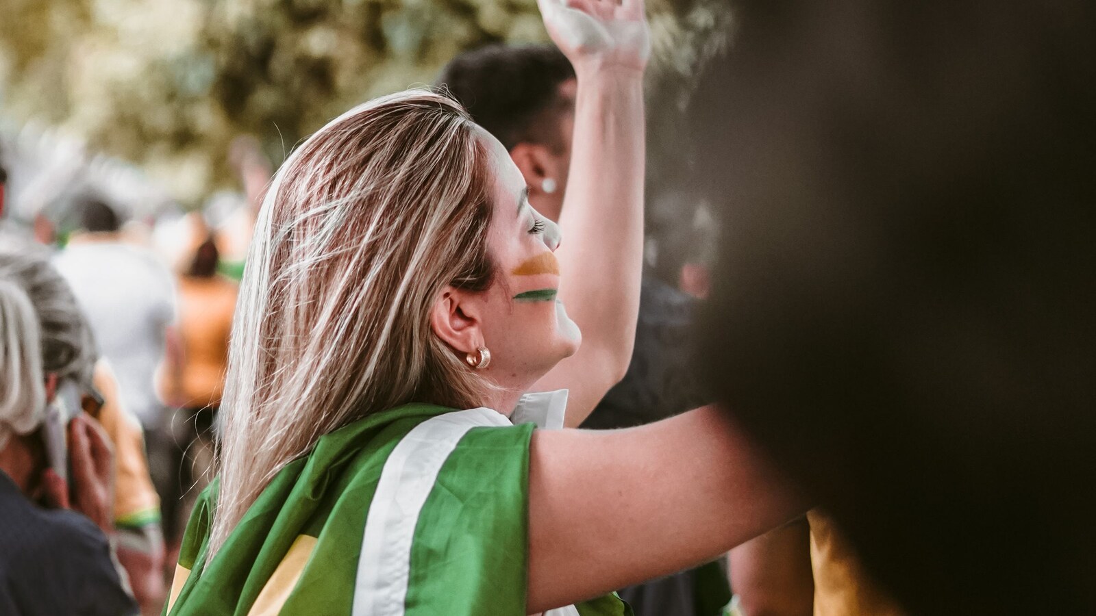 Pessoa com bandeira brasileira durante celebração cultural