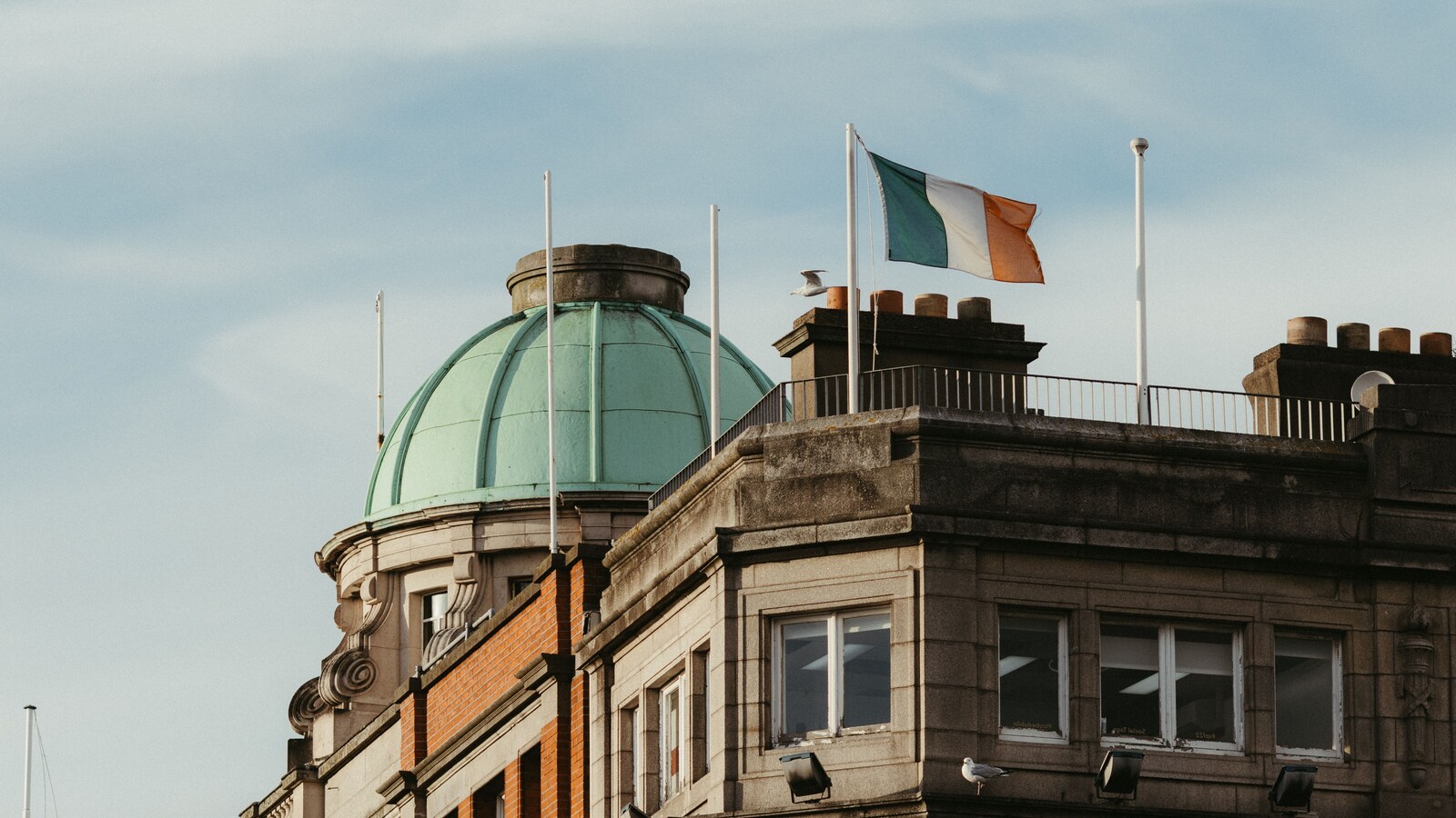Bandeira da Irlanda em prédio histórico de Dublin