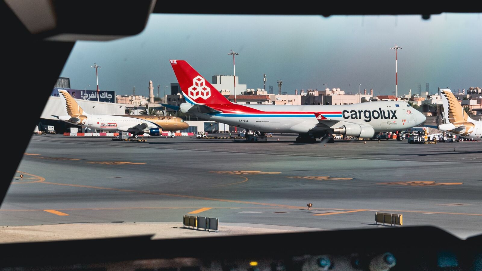 Aeronave de carga estacionada em pátio de aeroporto