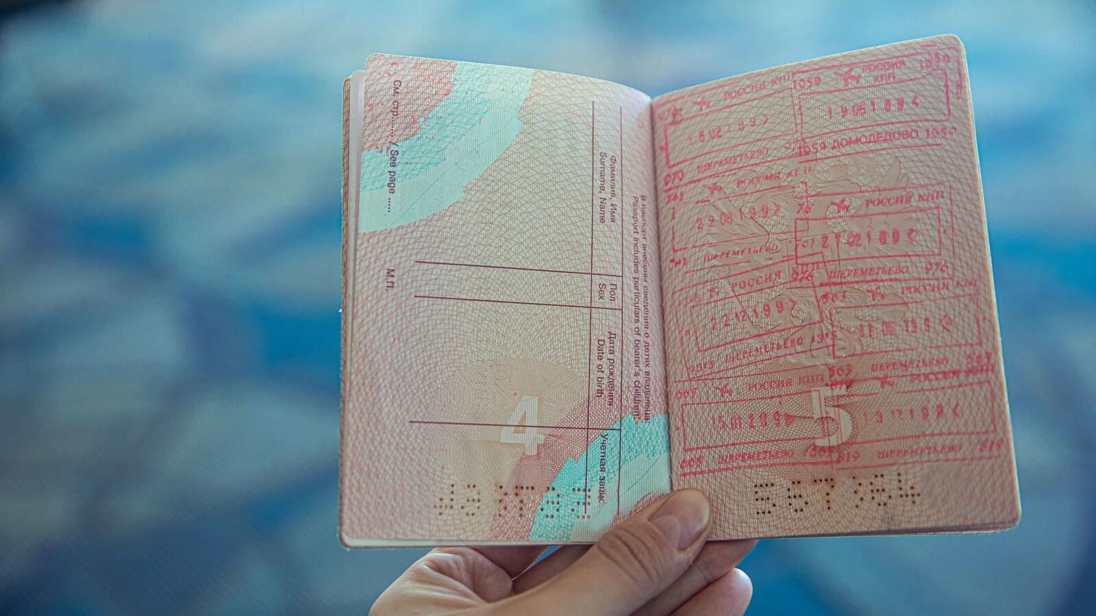 Passaporte aberto com diversos carimbos de viagem