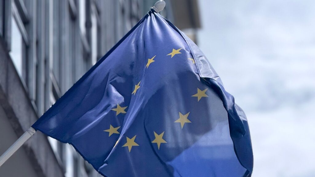 Cinco países da UE planejam enviar solicitantes de asilo rejeitados para centros fora do bloco em 2027