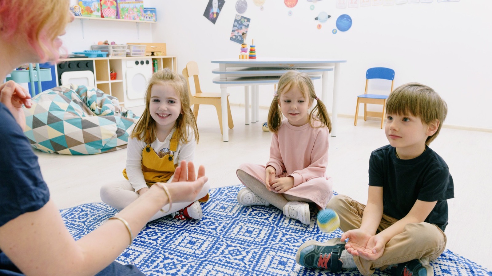 Crianças participam de atividades em uma sala de educação infantil