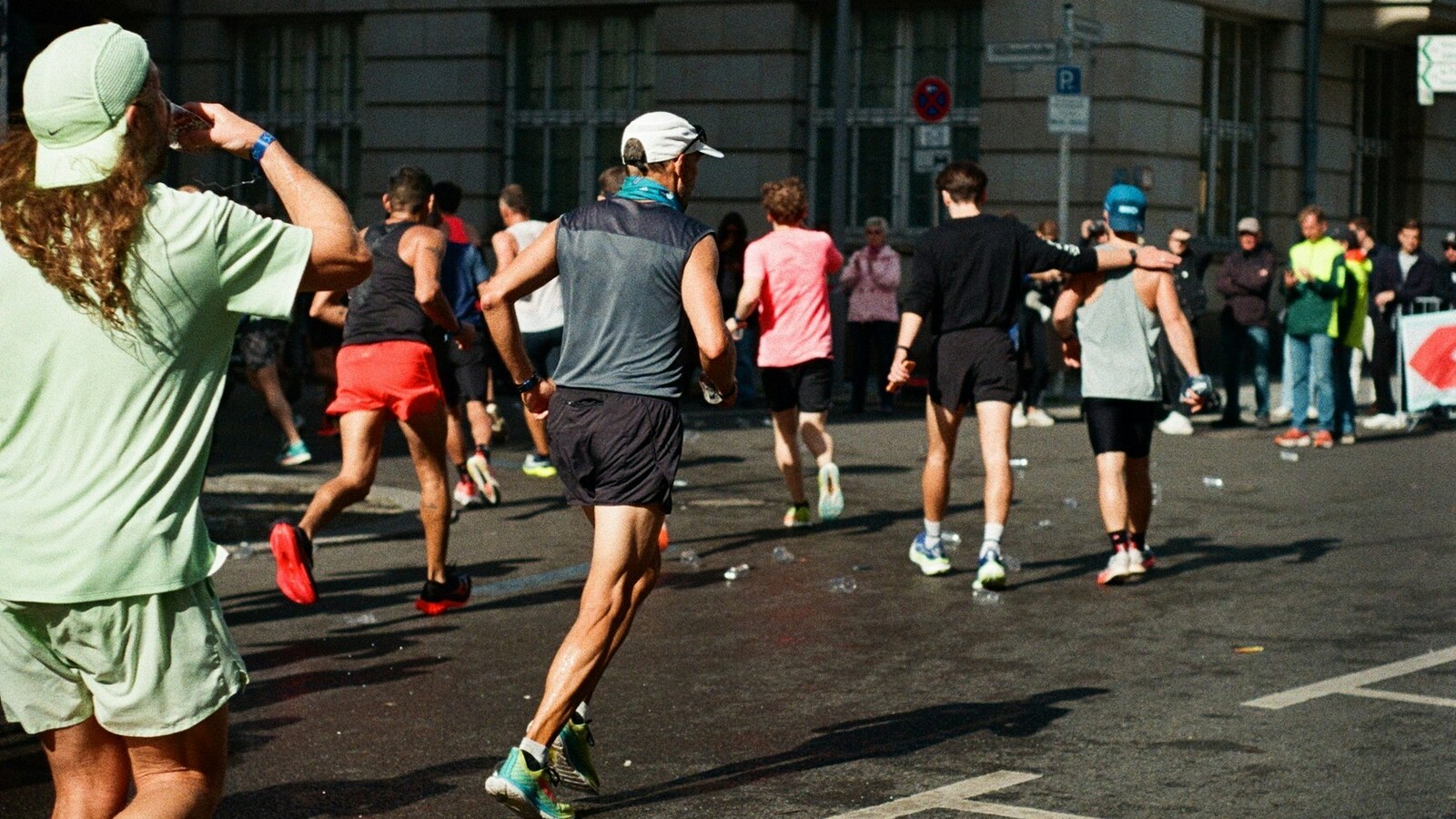 Corredores participam de uma maratona em uma rua de Berlim