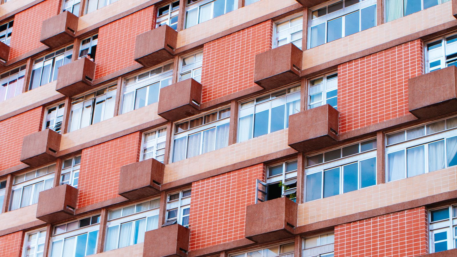 Fachada de prédio residencial com apartamentos