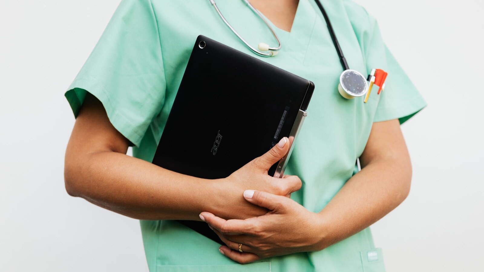Profissional de saúde usando um tablet em ambiente clínico