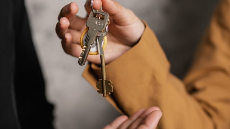 Golpistas reservam imóvel pelo Booking.com, anunciam quarto no Daft.ie e causam prejuízo de €1.400 a estudante português em Dublin