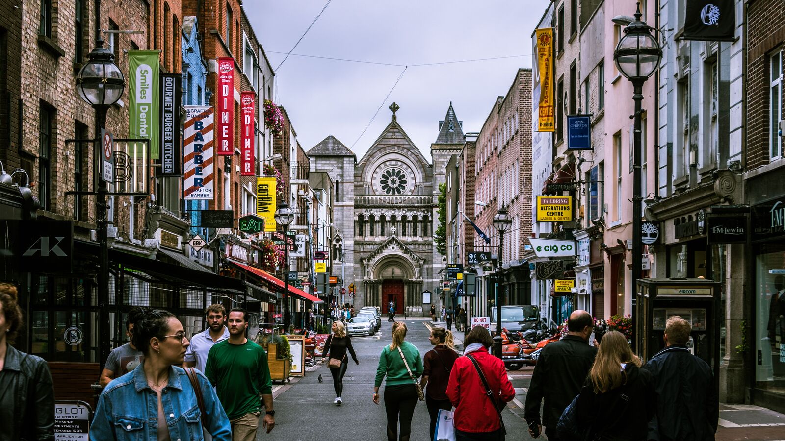 Pessoas caminhando por uma rua comercial no centro de Dublin