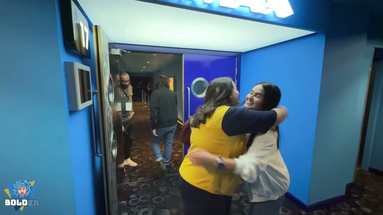 Duas mulheres se abraçam durante encontro da Lagoinha Dublin