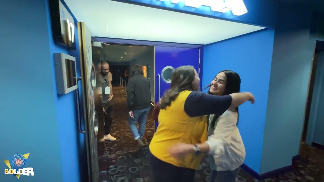 Abraço durante visita de Bolder a uma comunidade religiosa em Dublin