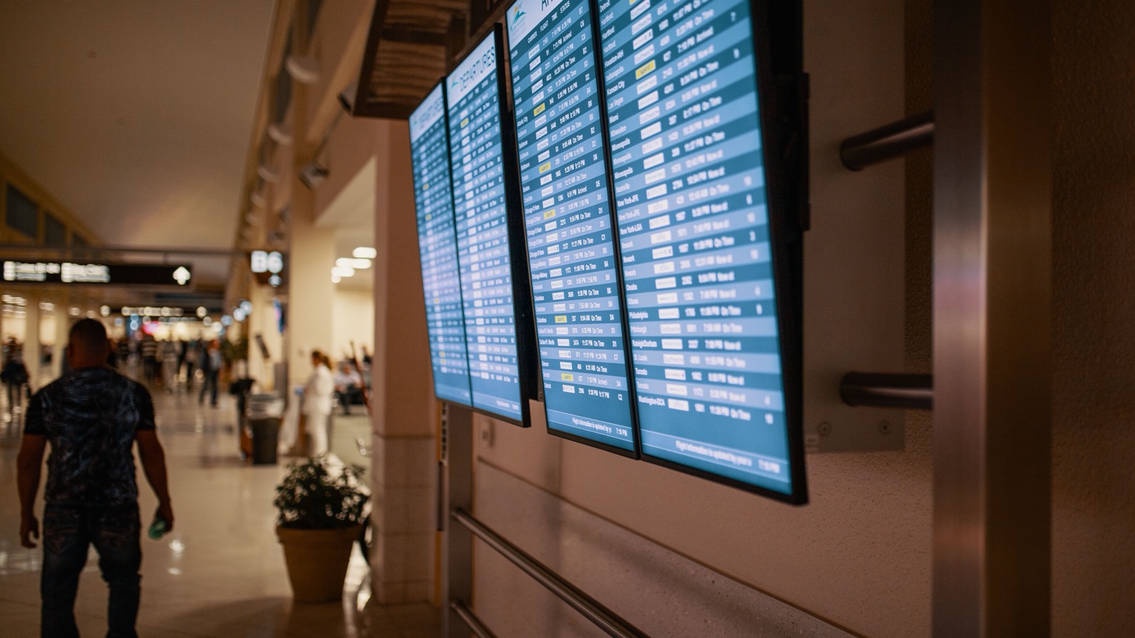 Painéis eletrônicos mostram horários de voos em um aeroporto