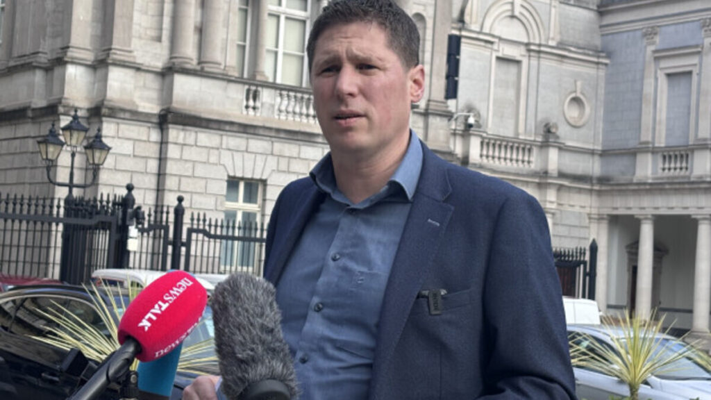 Sinn Féin apoia aumento para oito anos na cidadania irlandesa, mas propõe transição e residência estável após cinco anos