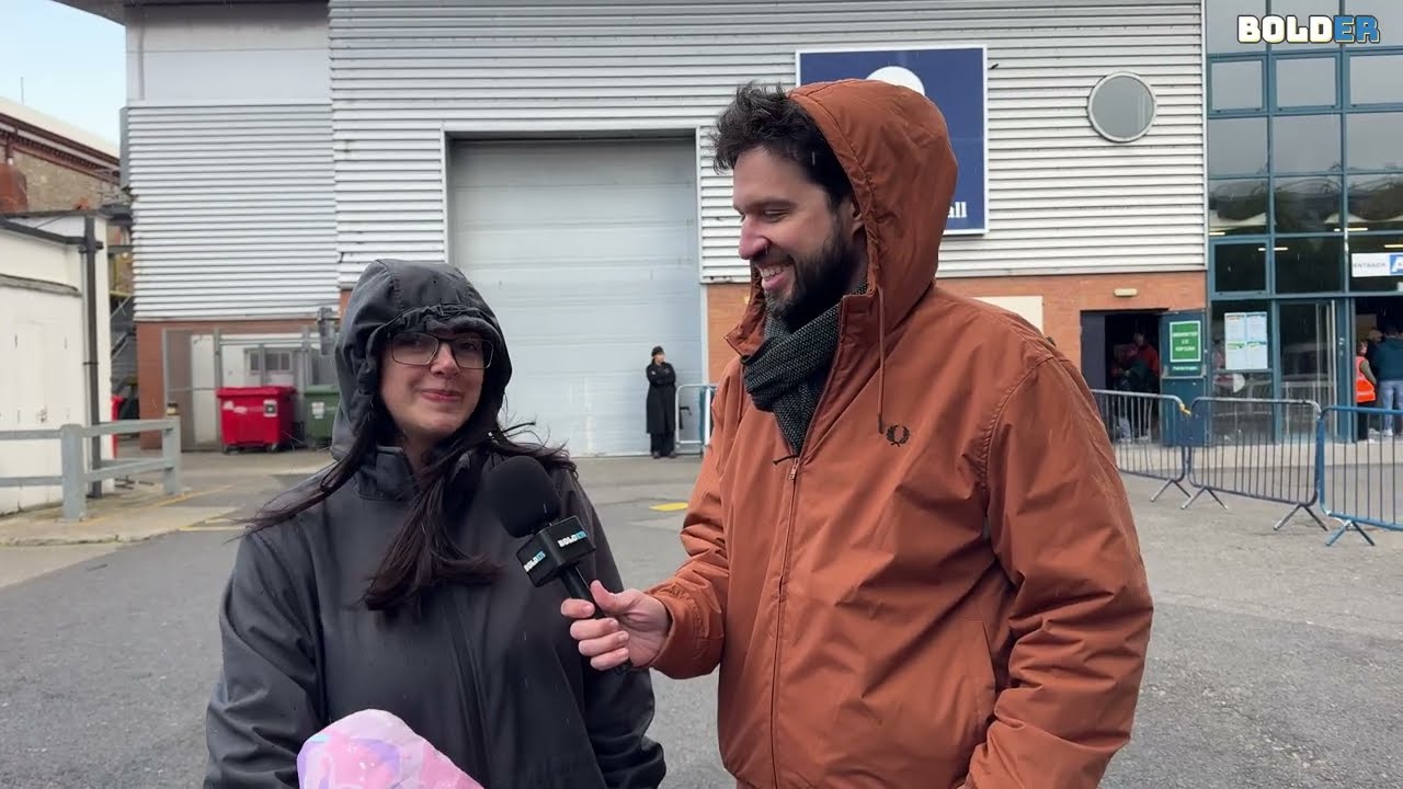 Bolder entrevista uma eleitora brasileira diante do local de votação no RDS em Dublin