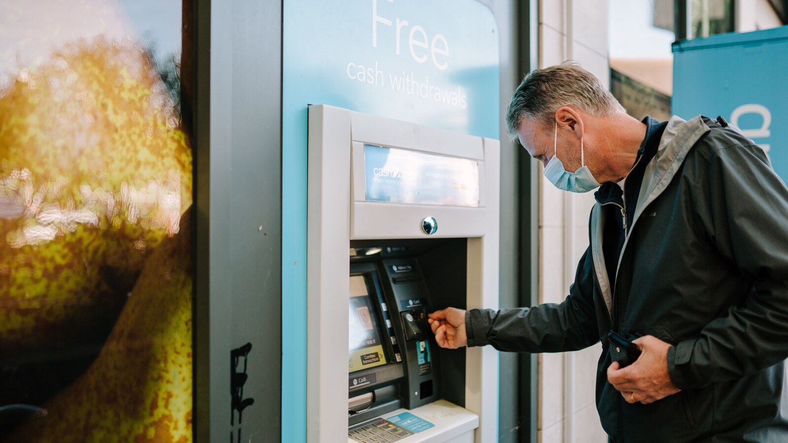 Pessoa utilizando um caixa eletrônico durante a instabilidade dos serviços da Revolut