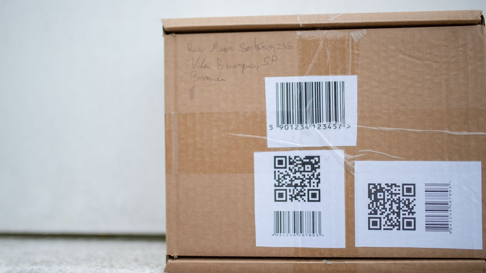 Pacote de compra online sendo preparado em uma caixa de papelão